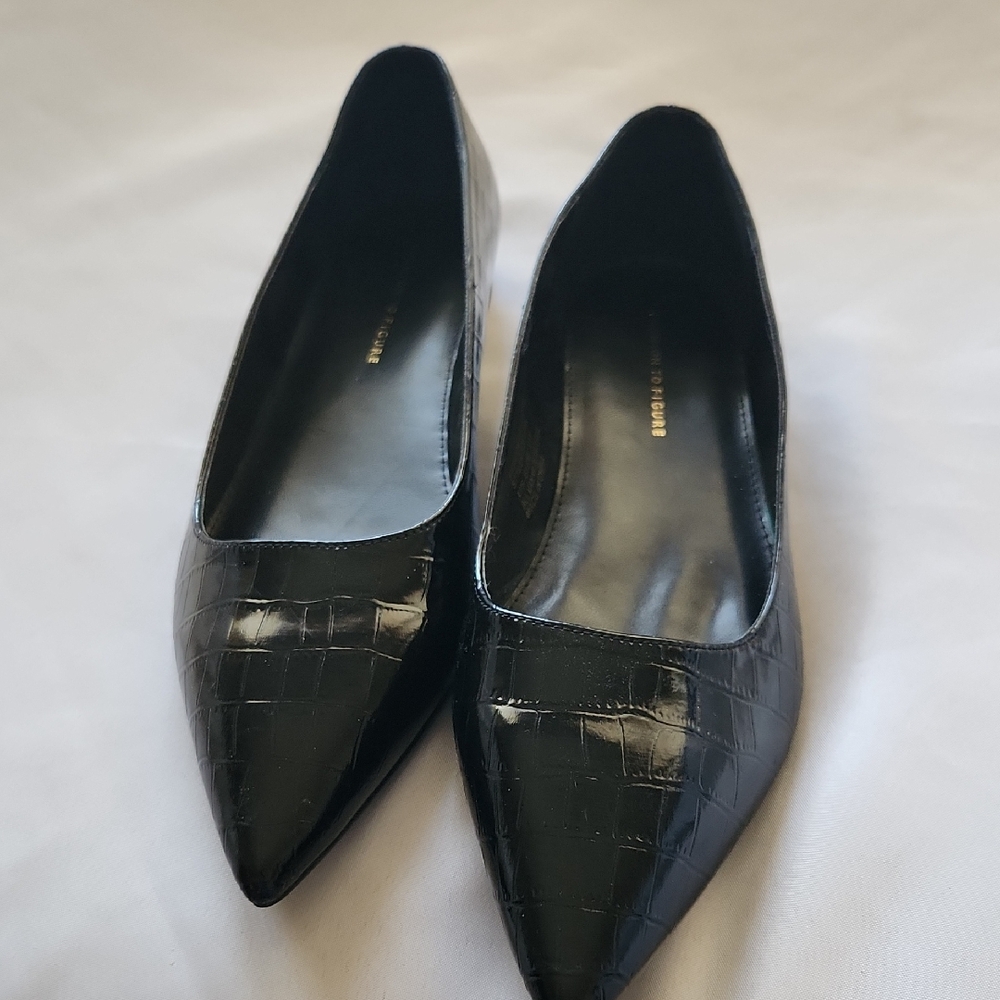 A 190 Elegant Black Crocodile-Embossed Women's Flats